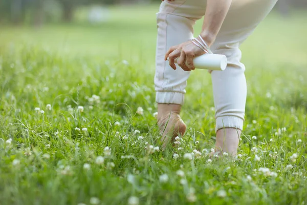 Summer Time Closeup Woman Using Insecticide Spray Meadow Nature — Stock Photo, Image