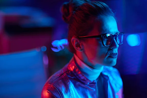 Neon Metaverse Futuristisches Konzept Nachdenkliche Moderne Geschäftsfrau Mit Brille Modernen — Stockfoto