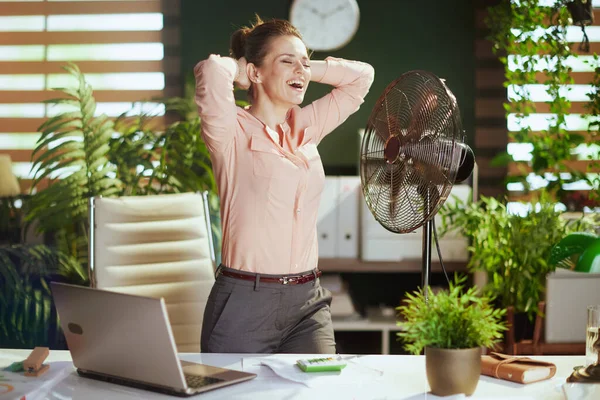 Lugar Trabajo Sostenible Sonriente Empleado Femenino Moderno Trabajo Con Ventilador — Foto de Stock