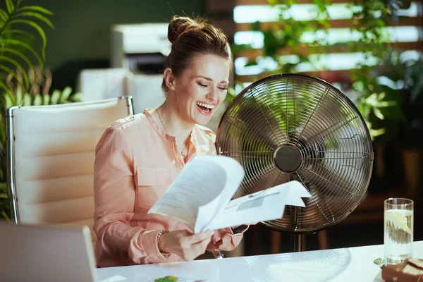 Udržitelné Pracoviště Šťastný Moderní Žena Pracovnice Práci Dokumenty Elektrický Ventilátor — Stock fotografie
