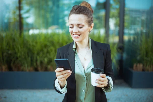 Ofis Yakınındaki Mutlu Modern Kadını Siyah Ceketli Elinde Bir Fincan — Stok fotoğraf