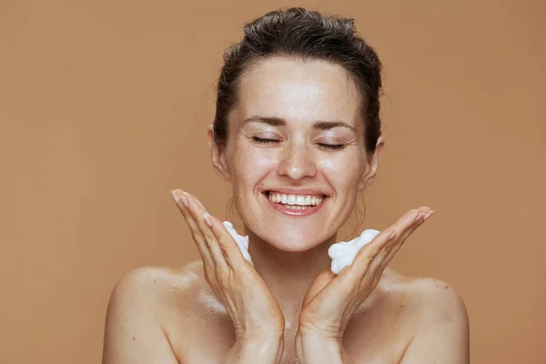 Uśmiechnięta Letnia Kobieta Piankową Myjką Twarzy Odizolowana Beżowym Tle — Zdjęcie stockowe