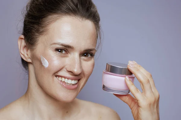 Portret Van Een Vrolijke Moderne Vrouw Met Cosmetische Crème Pot — Stockfoto