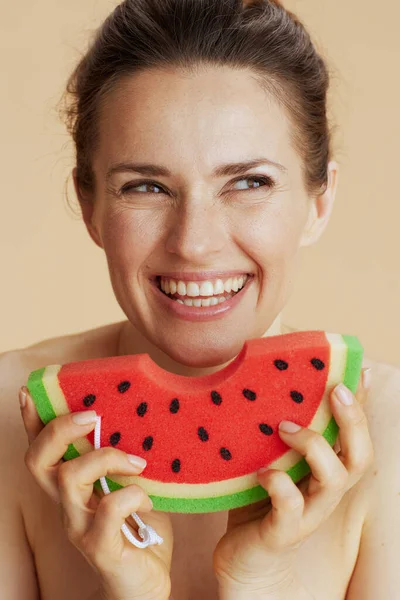 Glückliche Jährige Frau Mit Wassermelonen Duschschwamm Auf Beigem Hintergrund — Stockfoto