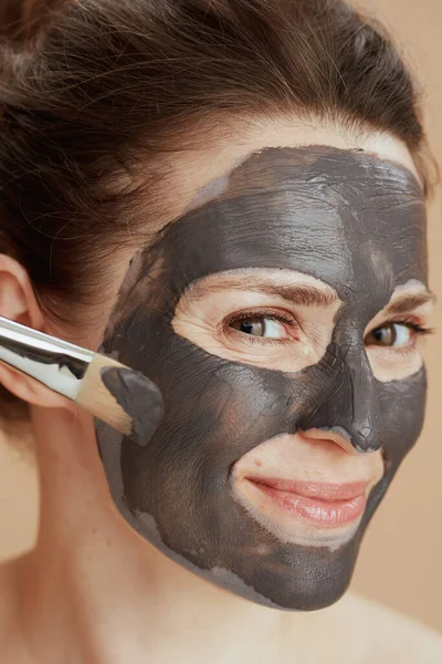 Fêmea Moderna Feliz Com Escova Máscara Cosmética Isolada Bege — Fotografia de Stock