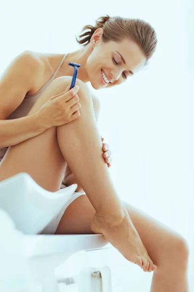 Mutlu Bir Kadın Bacağı Tıraştan Sonra Kontrol — Stok fotoğraf