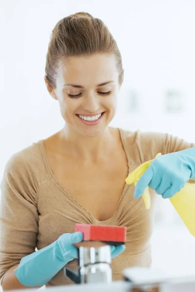 Happy Young Housewife Cleaning Bathroom — Stock Photo, Image