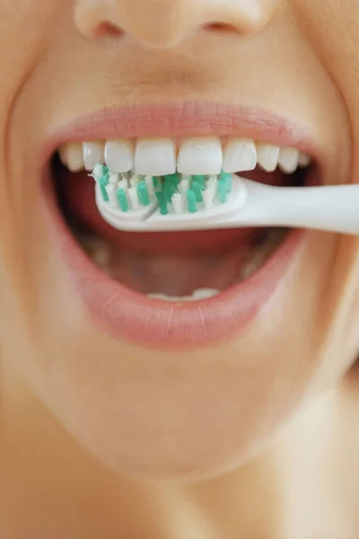 Detailní Záběr Ženu Čištění Zubů — Stock fotografie