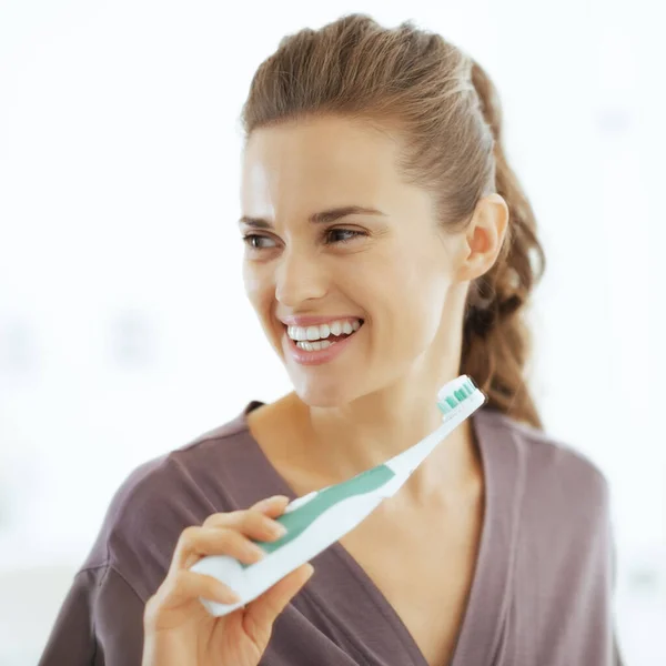 快乐的年轻女人在浴室刷牙 — 图库照片