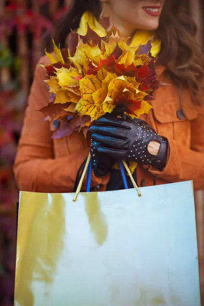 Привет Сентябрь Счастливая Модная Женщина Оранжевом Плаще Пакетами Покупок Осенью — стоковое фото