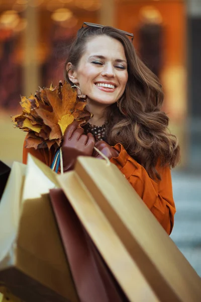 Helló Október Boldog Elegáns Éves Narancssárga Ballonkabátban Bevásárlótáskákkal Őszi Sárga — Stock Fotó