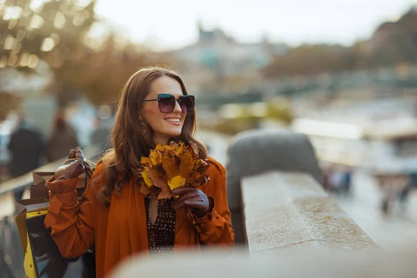 Dzień Dobry Wrzesień Uśmiechnięta Elegancka Kobieta Średnim Wieku Brązowym Płaszczu — Zdjęcie stockowe