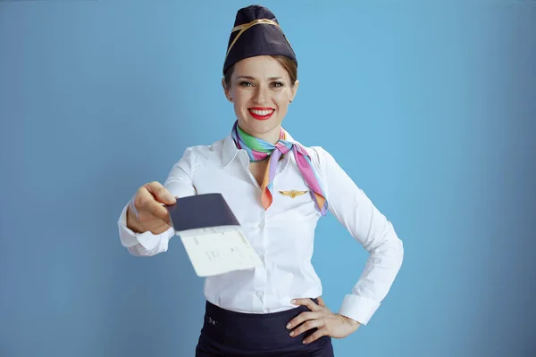 Uśmiechnięta Stylowa Stewardessa Niebieskim Tle Mundurze Biletami Lotniczymi Paszportem — Zdjęcie stockowe