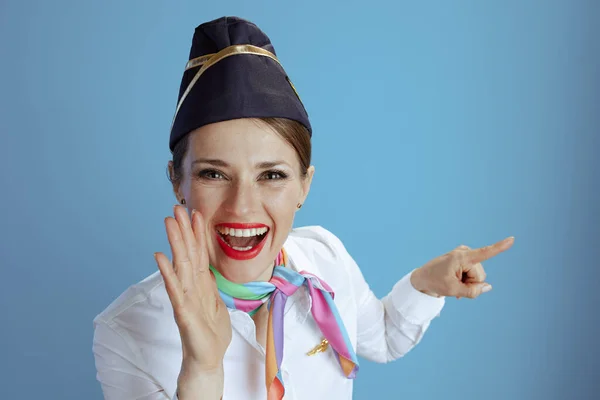 Happy Modern Female Flight Attendant Blue Background Uniforme Anunciando Boas — Fotografia de Stock