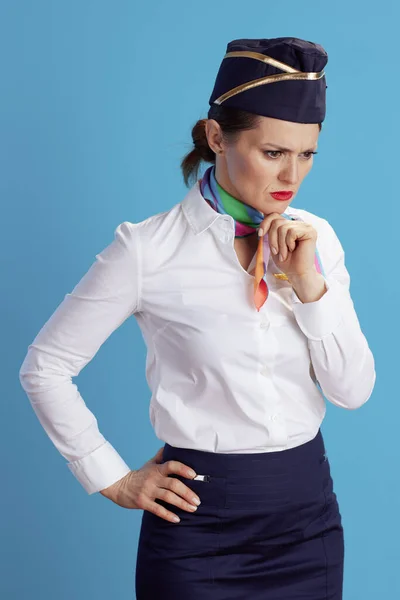 Pensivo Elegante Mulher Aeromoça Contra Fundo Azul Uniforme — Fotografia de Stock