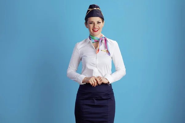 Leende Elegant Kvinnlig Flygvärdinna Mot Blå Bakgrund Uniform — Stockfoto