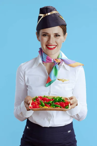 笑容满面的现代女乘务员 蓝色背景 身穿糖果制服 — 图库照片