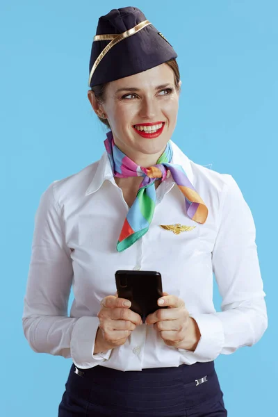 Χαρούμενη Κομψή Γυναίκα Αεροσυνοδός Μπλε Φόντο Ομοιόμορφη Αποστολή Μηνύματος Κειμένου — Φωτογραφία Αρχείου