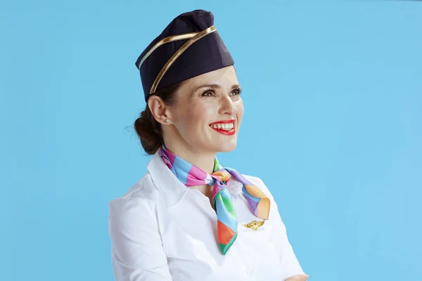 Sorridente Elegante Hostess Aria Femminile Contro Sfondo Blu Uniforme Guardando — Foto Stock