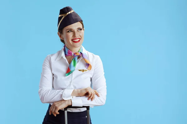 Sorrindo Moderna Hospedeira Aérea Feminina Fundo Azul Uniforme Com Saco — Fotografia de Stock