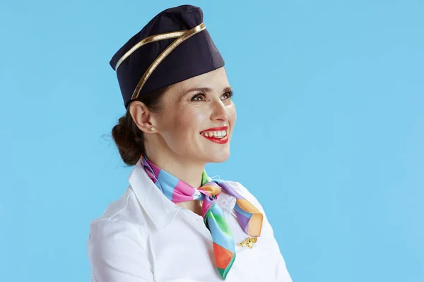 Sorrindo Moderna Hospedeira Aérea Feminina Contra Fundo Azul Uniforme Olhando — Fotografia de Stock