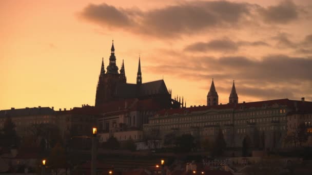 Prag Çek Cumhuriyeti Nde Sonbaharda Gün Batımında Vitus Katedrali Ile — Stok video