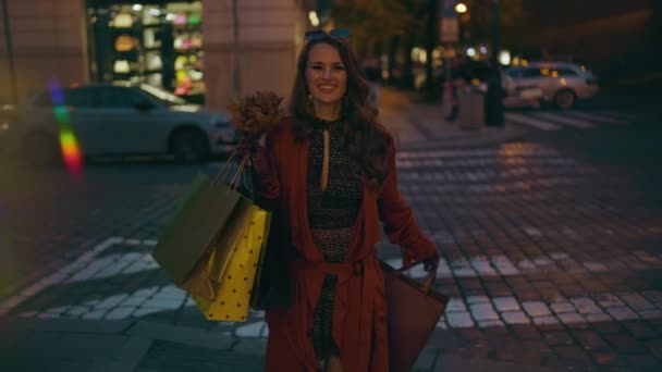 Merhaba Eylül Şehirde Sonbahar Sarısı Yaprakları Olan Turuncu Trençkotlu Mutlu — Stok video