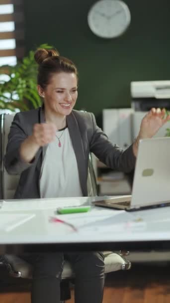持続可能な職場 ラップトップで仕事をしている現代のビジネス女性をリラックスさせ — ストック動画