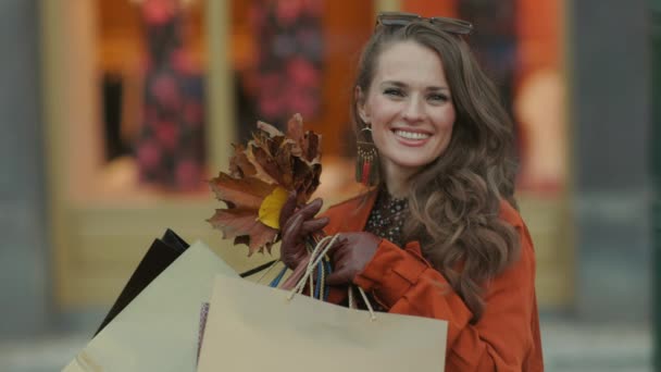 Witam Jesień Uśmiechnięta Nowoczesna Kobieta Pomarańczowym Płaszczu Torbami Zakupy Jesienno — Wideo stockowe