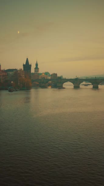 チェコ共和国プラハの秋の日没時にヴルタヴァ川とカレル橋と風景 — ストック動画
