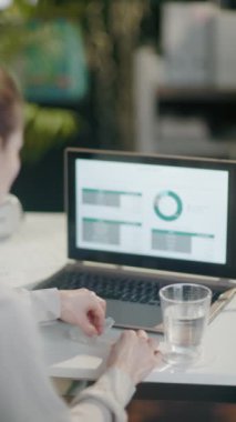 Modern ofis bilgisayarlı, haplı ve bir bardak suyla modern iş kadınının arkasından görüldü..