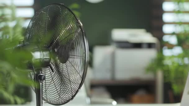 Hora Verano Ventilador Metal Oficina Verde Moderna — Vídeo de stock