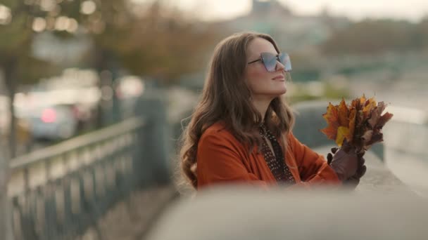 Γεια Σου Νοέμβριος Χαμογελαστή Κομψή Γυναίκα Πορτοκαλί Καμπαρντίνα Φύλλα Φθινοπώρου — Αρχείο Βίντεο