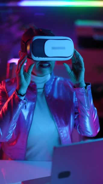 Neon Metaverse Futuristic Concept Smiling Stylish Business Woman Virtual Reality — Stok video
