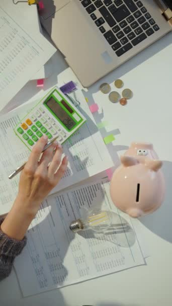 Tiempo Impuestos Alcancía Contable Mujer Con Calculadora Documentos Que Trabajan — Vídeo de stock