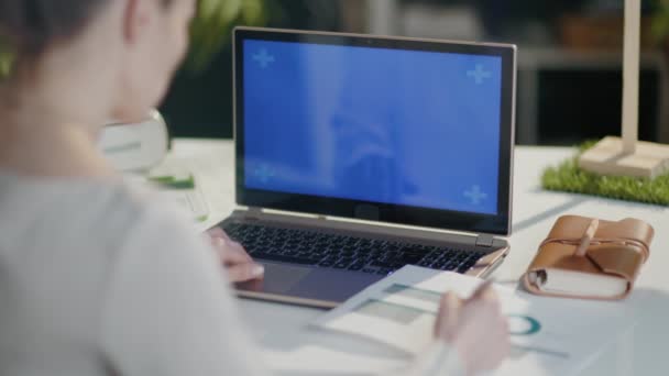 Van Achteren Gezien Moderne Zakenvrouw Met Rekenmachine Documenten Laptop Modern — Stockvideo