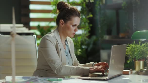 Moderne Arbeiterin Leichten Businessanzug Modernen Grünen Büro Mit Laptop — Stockvideo