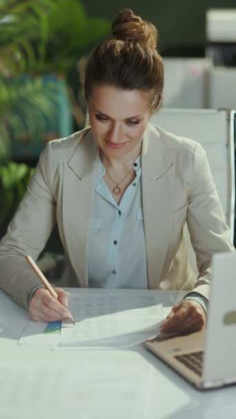 Modern Yeşil Ofisteki Hafif Takım Elbiseli Düşünceli Modern Kadın Çalışan — Stok video