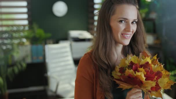 Sonriente Elegante Propietaria Una Pequeña Empresa Mujer Con Cuaderno Hojas — Vídeo de stock