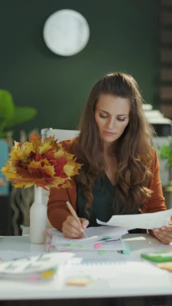Usmívající Mladá Malá Majitelka Podniku Žena Podzimními Žlutými Listy Pracuje — Stock video