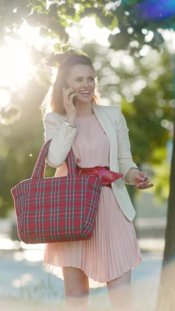 Happy Stylish Woman Pink Dress White Jacket City Speaking Smartphone — Stock Video