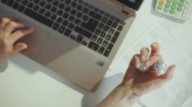 Sürdürülebilir iş yeri. İş yerinde el masajı topuyla gri takım elbiseli, modern, küçük işletme sahibi kadına yakın çekim..
