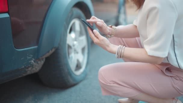 Автомобільна Аварія Крупним Планом Туристичну Жінку Місті Смартфоном Біля Автомобіля — стокове відео