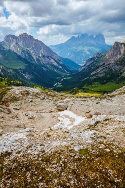 Dolomitlerde yaz zamanı. Dağlı, tepeli, bulutlu ve kayalıklı manzara.