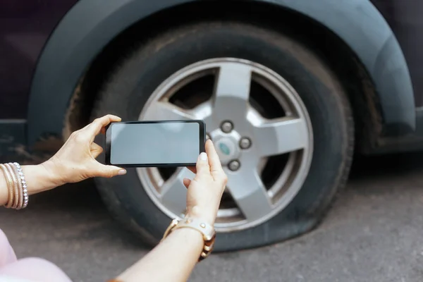 Acidente Carro Close Mulher Cidade Com Smartphone Tirando Foto Perto — Fotografia de Stock
