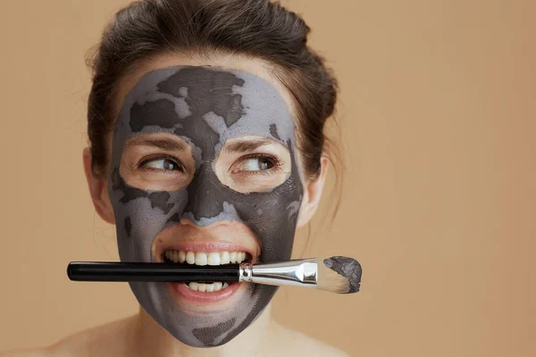 Fêmea Moderna Feliz Com Escova Máscara Cosmética Contra Fundo Bege — Fotografia de Stock