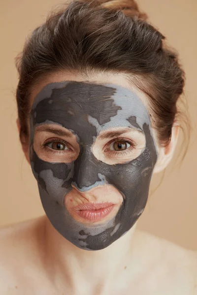 Mulher Meia Idade Duvidosa Com Máscara Facial Isolada Fundo Bege — Fotografia de Stock