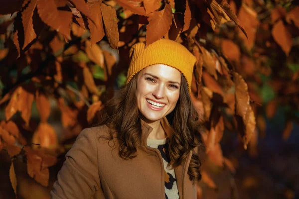 Merhaba Eylül Mutlu Orta Yaşlı Kahverengi Ceketli Sarı Şapkalı Bir — Stok fotoğraf