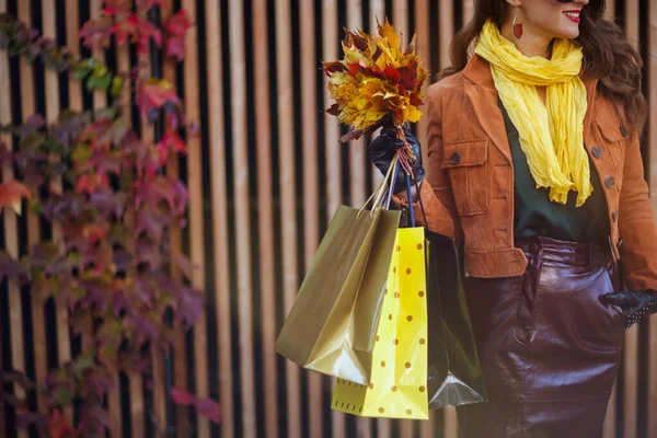 Merhaba Eylül Turuncu Trençkotlu Alışveriş Çantalı Sonbahar Sarısı Yapraklı Gülümseyen — Stok fotoğraf