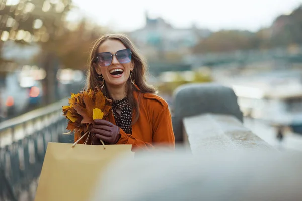Witaj Październik Uśmiechnięta Letnia Kobieta Brązowym Płaszczu Torbami Zakupy Żółtymi — Zdjęcie stockowe